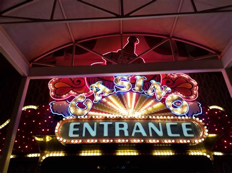 Vegas casino entrance  Reallıqdan unudulub bizim qızlarla pulsuz kəsino oyunlarımızın dünyasına dalın!